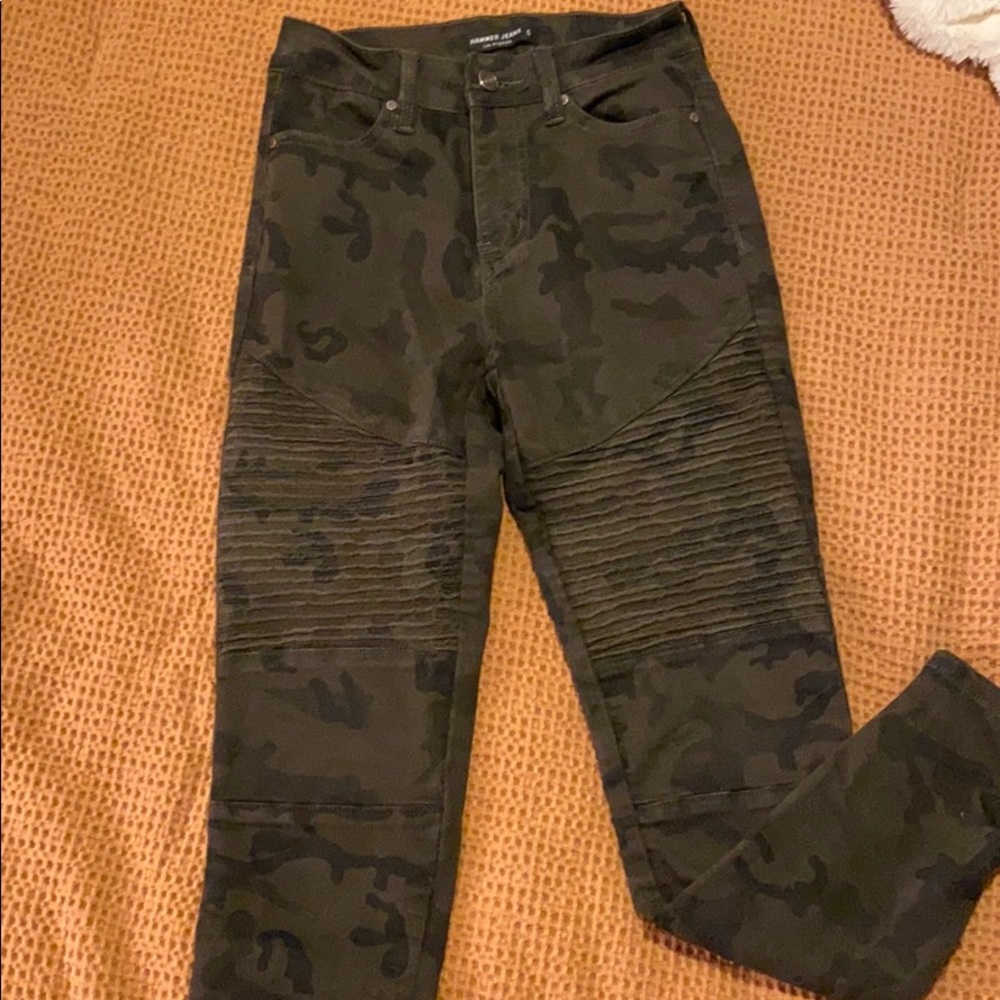 Camo ribbed skinny jeans with zipper on side